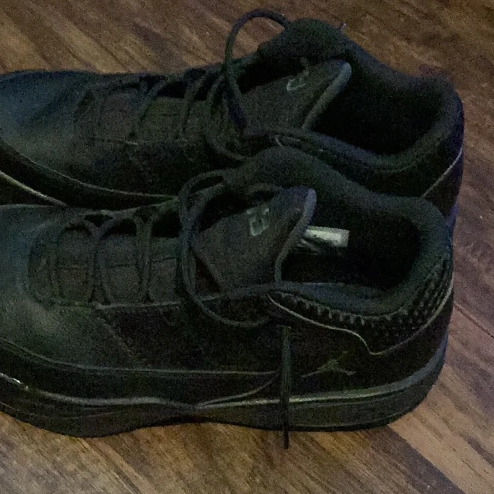 BOYS JORDSNS SIZE 8.5 #9 - Picture 4 of 7